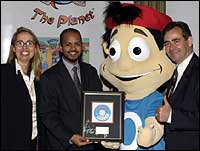 Chandran Vigneswaran receiving supporters award for Origin Energy